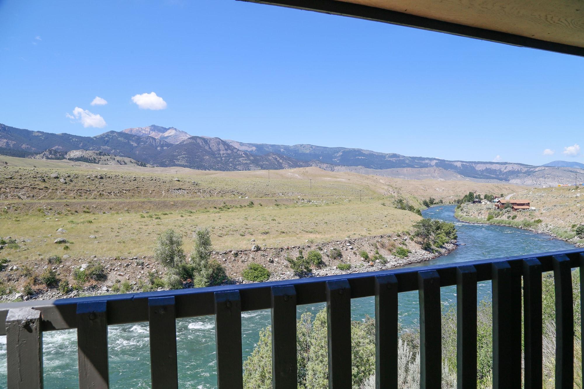The Ridgeline Hotel At Yellowstone, Ascend Hotel Collection Gardiner Bagian luar foto
