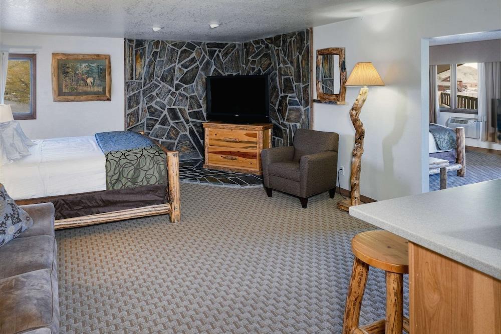 The Ridgeline Hotel At Yellowstone, Ascend Hotel Collection Gardiner Bagian luar foto