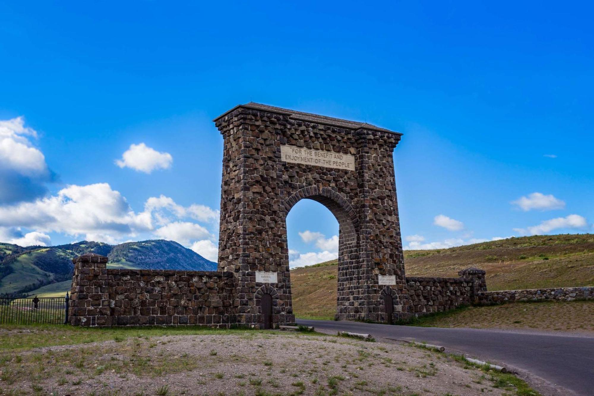 The Ridgeline Hotel At Yellowstone, Ascend Hotel Collection Gardiner Bagian luar foto