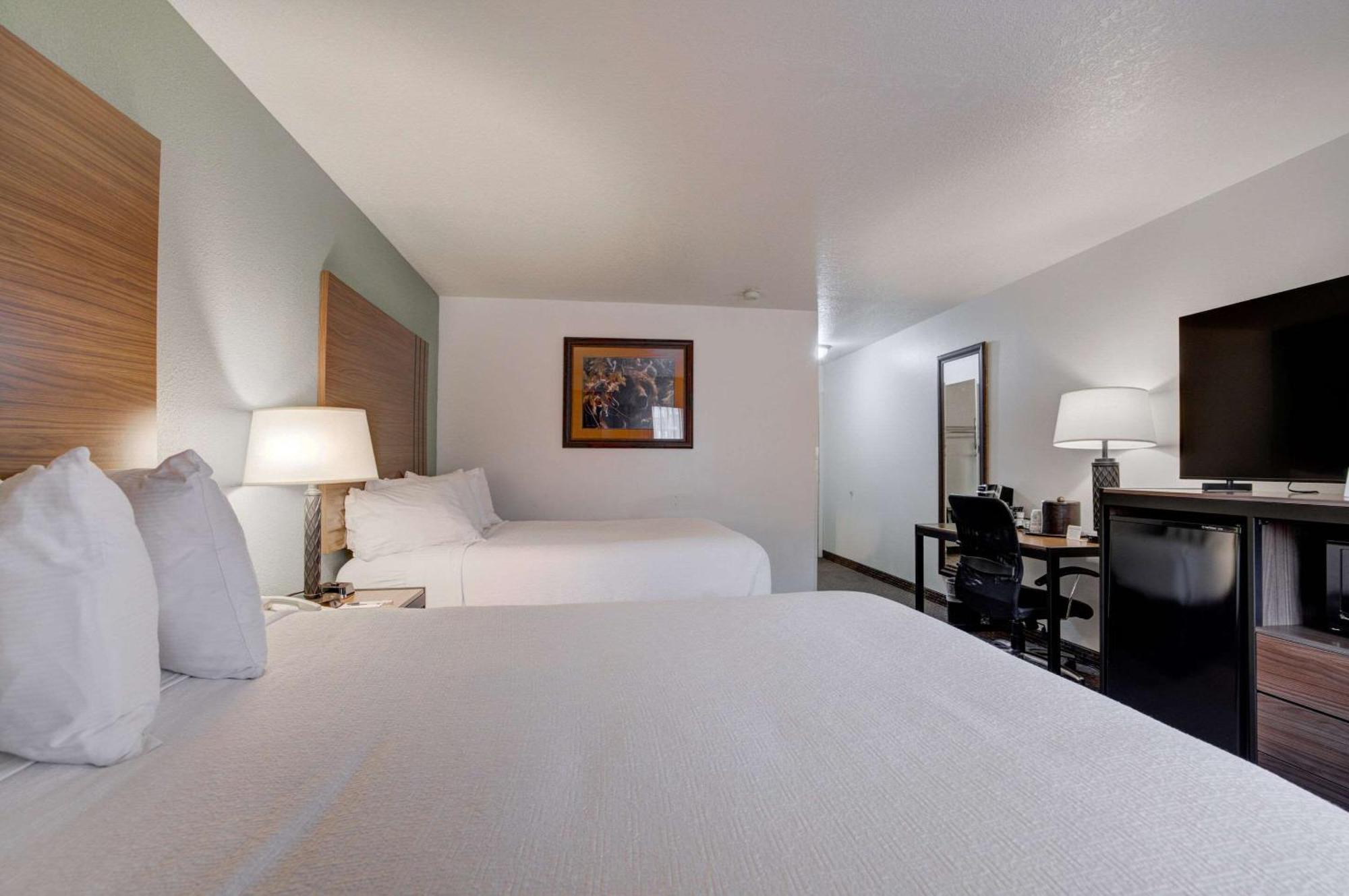 The Ridgeline Hotel At Yellowstone, Ascend Hotel Collection Gardiner Bagian luar foto