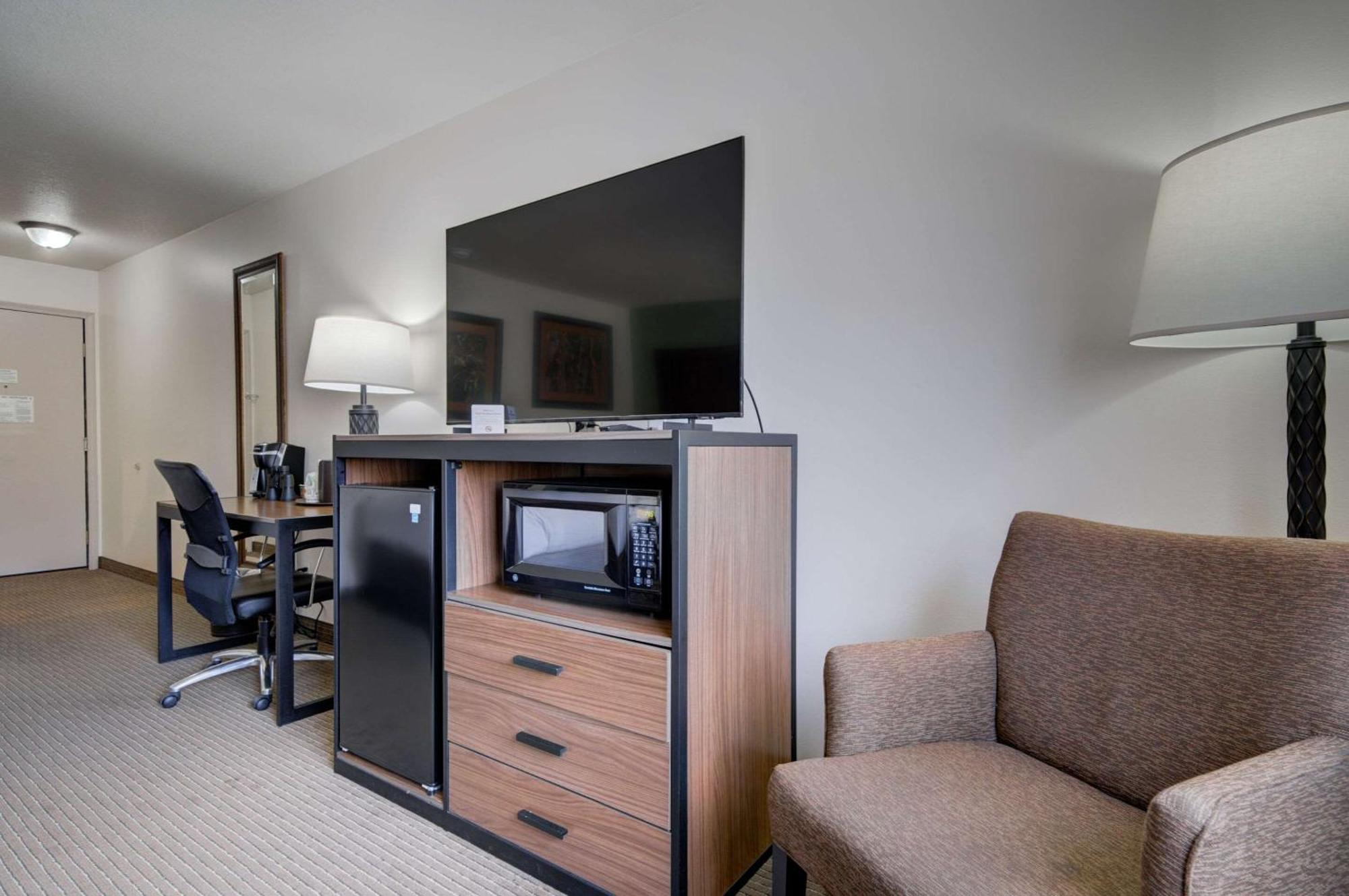 The Ridgeline Hotel At Yellowstone, Ascend Hotel Collection Gardiner Bagian luar foto