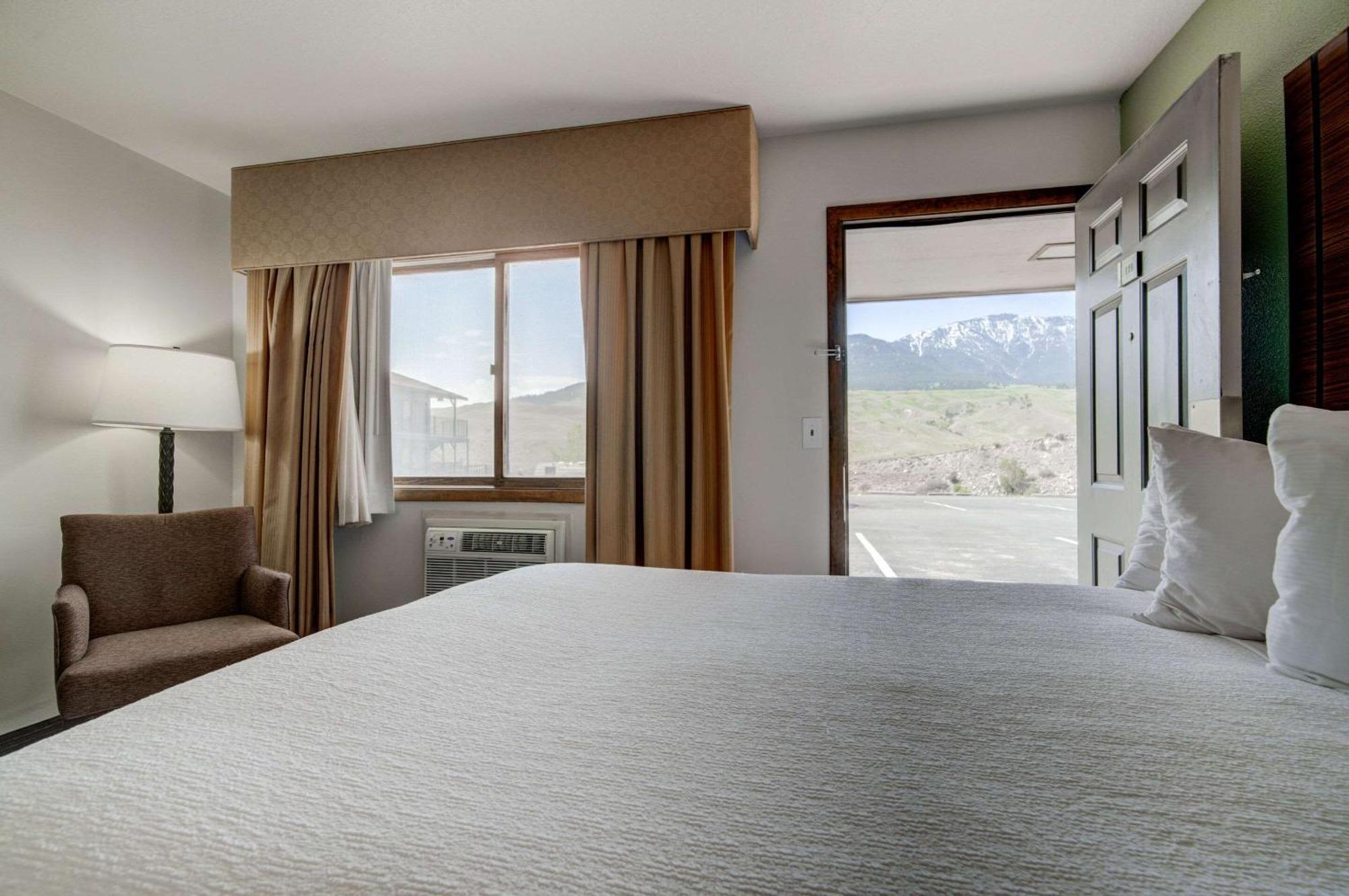 The Ridgeline Hotel At Yellowstone, Ascend Hotel Collection Gardiner Bagian luar foto