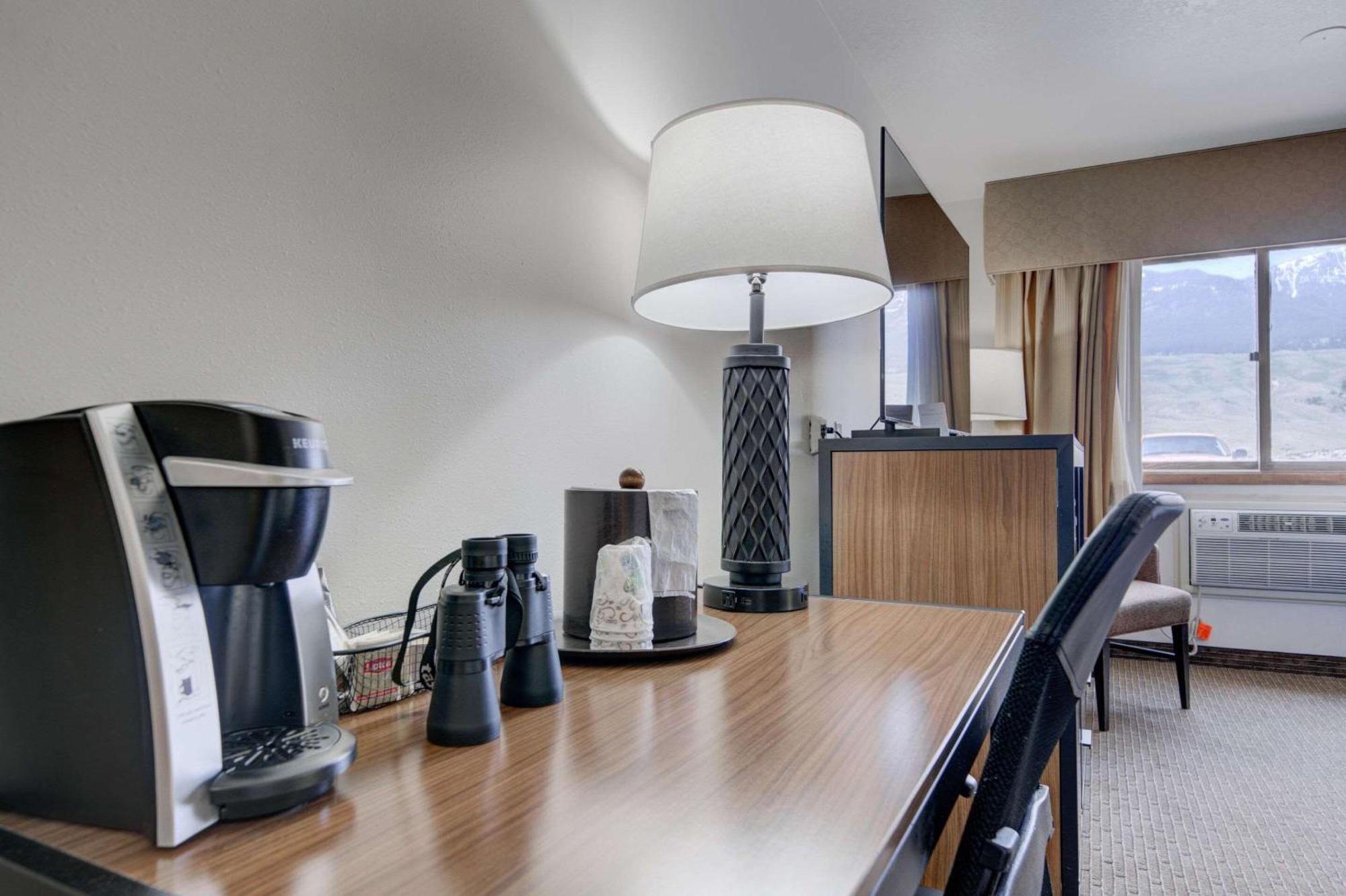 The Ridgeline Hotel At Yellowstone, Ascend Hotel Collection Gardiner Bagian luar foto