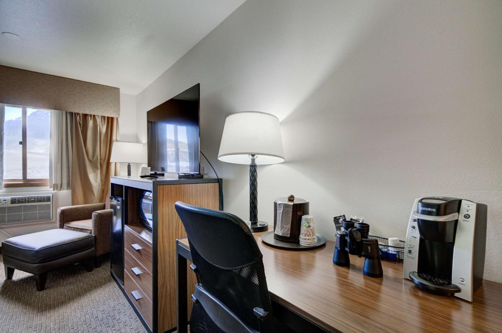 The Ridgeline Hotel At Yellowstone, Ascend Hotel Collection Gardiner Bagian luar foto