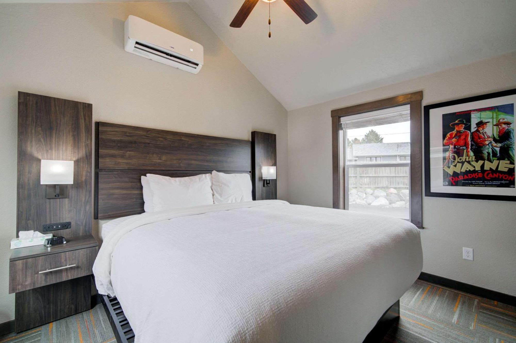 The Ridgeline Hotel At Yellowstone, Ascend Hotel Collection Gardiner Bagian luar foto